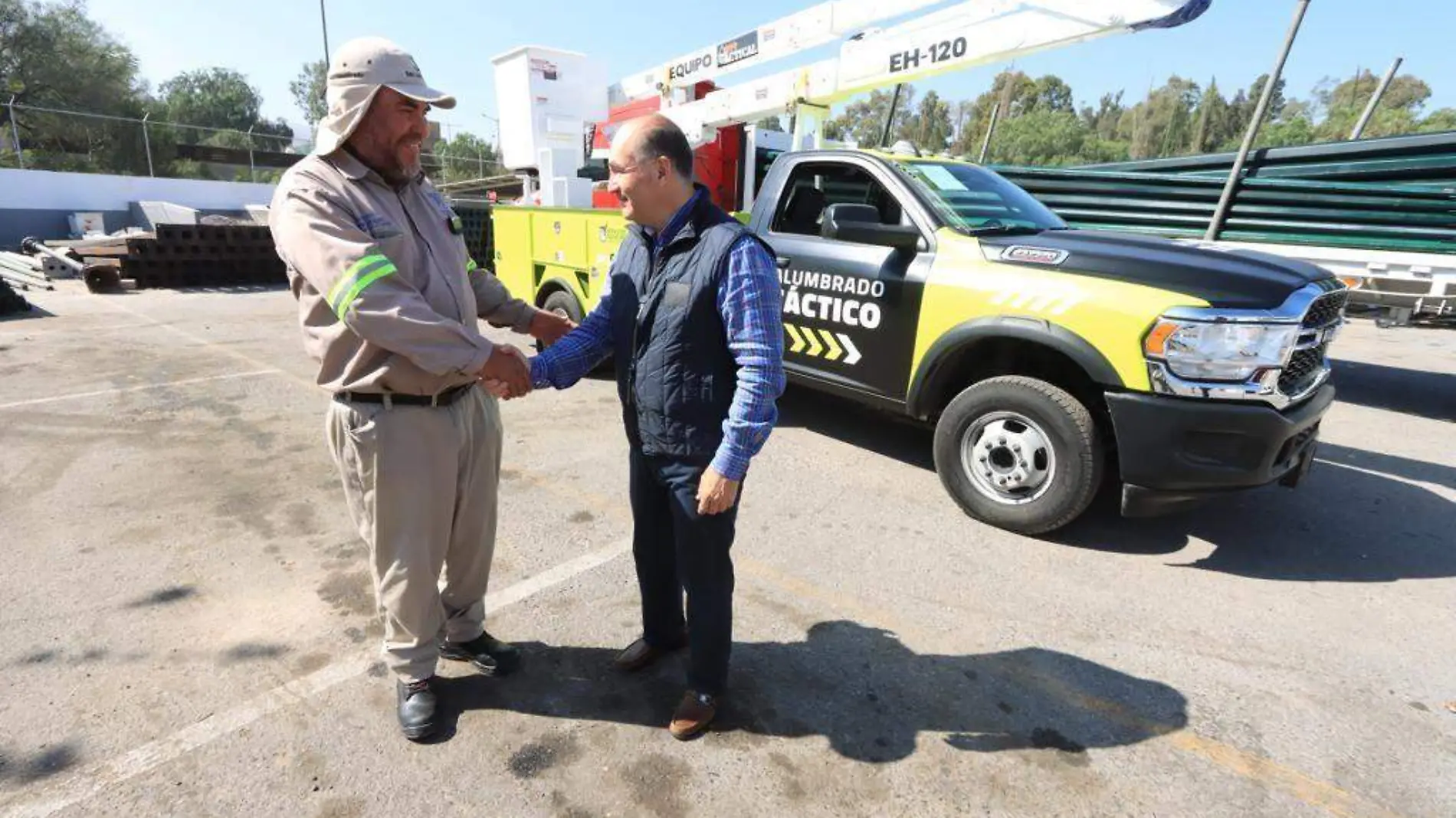 Galindo entrega equipo a alumbrado 